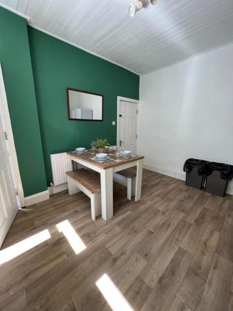 ليدز Moorfield Street Guesthouse المظهر الخارجي الصورة