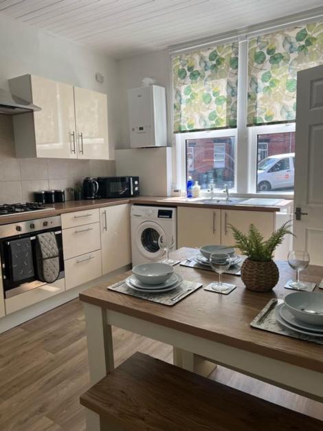 ليدز Moorfield Street Guesthouse المظهر الخارجي الصورة