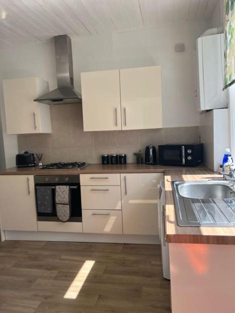 ليدز Moorfield Street Guesthouse المظهر الخارجي الصورة