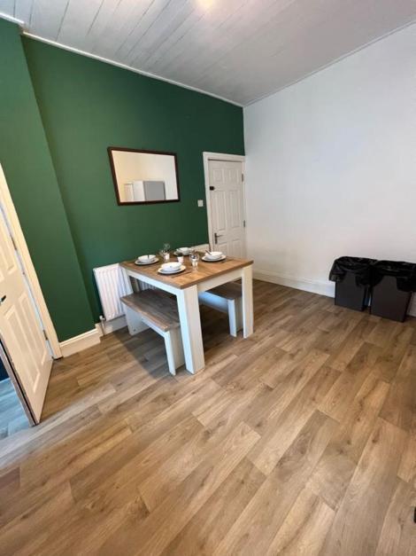 ليدز Moorfield Street Guesthouse المظهر الخارجي الصورة